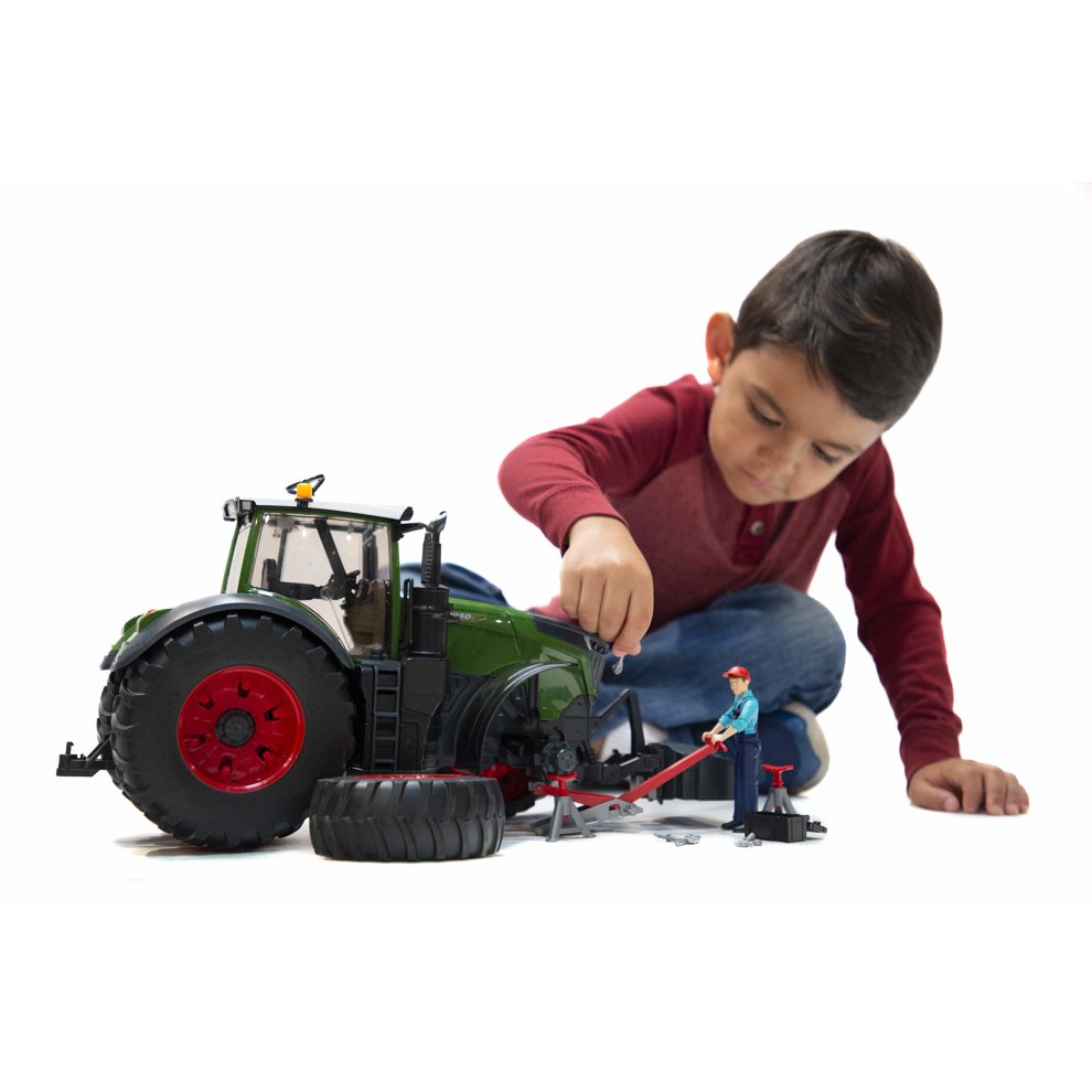 BRUDER FENDT 1050 Vario Tractor with Mechanic 1:16 04040 - Hearty Farm Toys